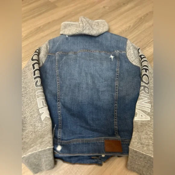Like New Hollister Jean Jacket with Sweatshirt Logo Sleeves Unisex size M - Picture 9 of 9